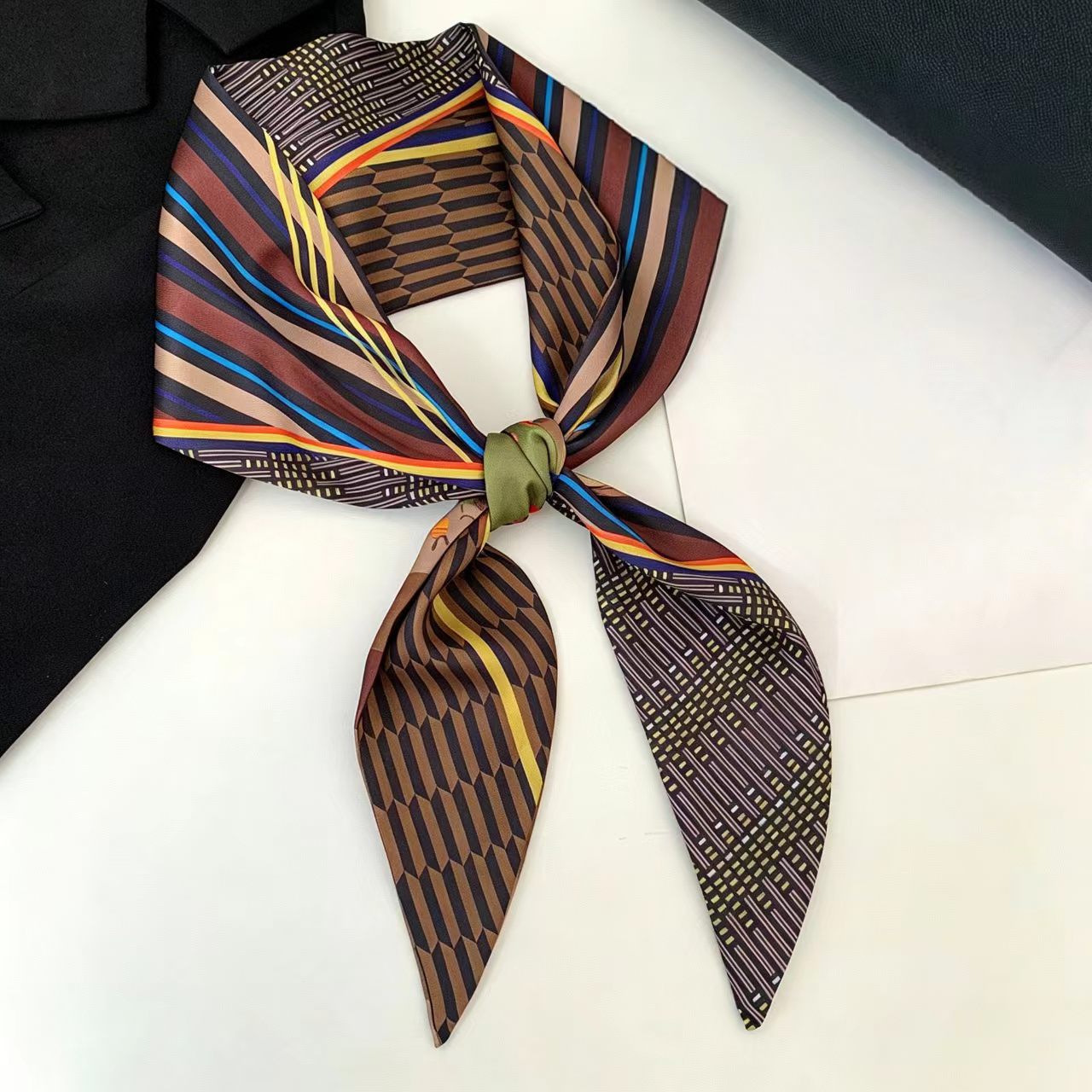 Skinny Jeans Ripped - Foulard en soie biaisé imprimé de