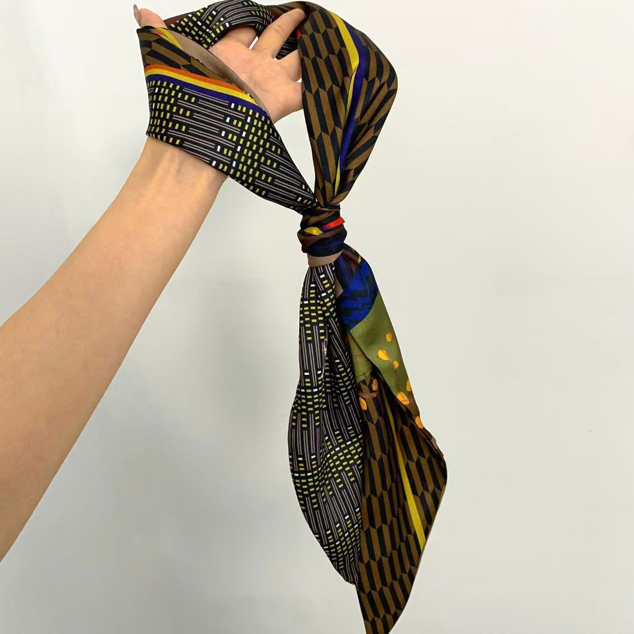 Foulard en soie biaisé imprimé - Skinny Jeans Ripped avis et prix